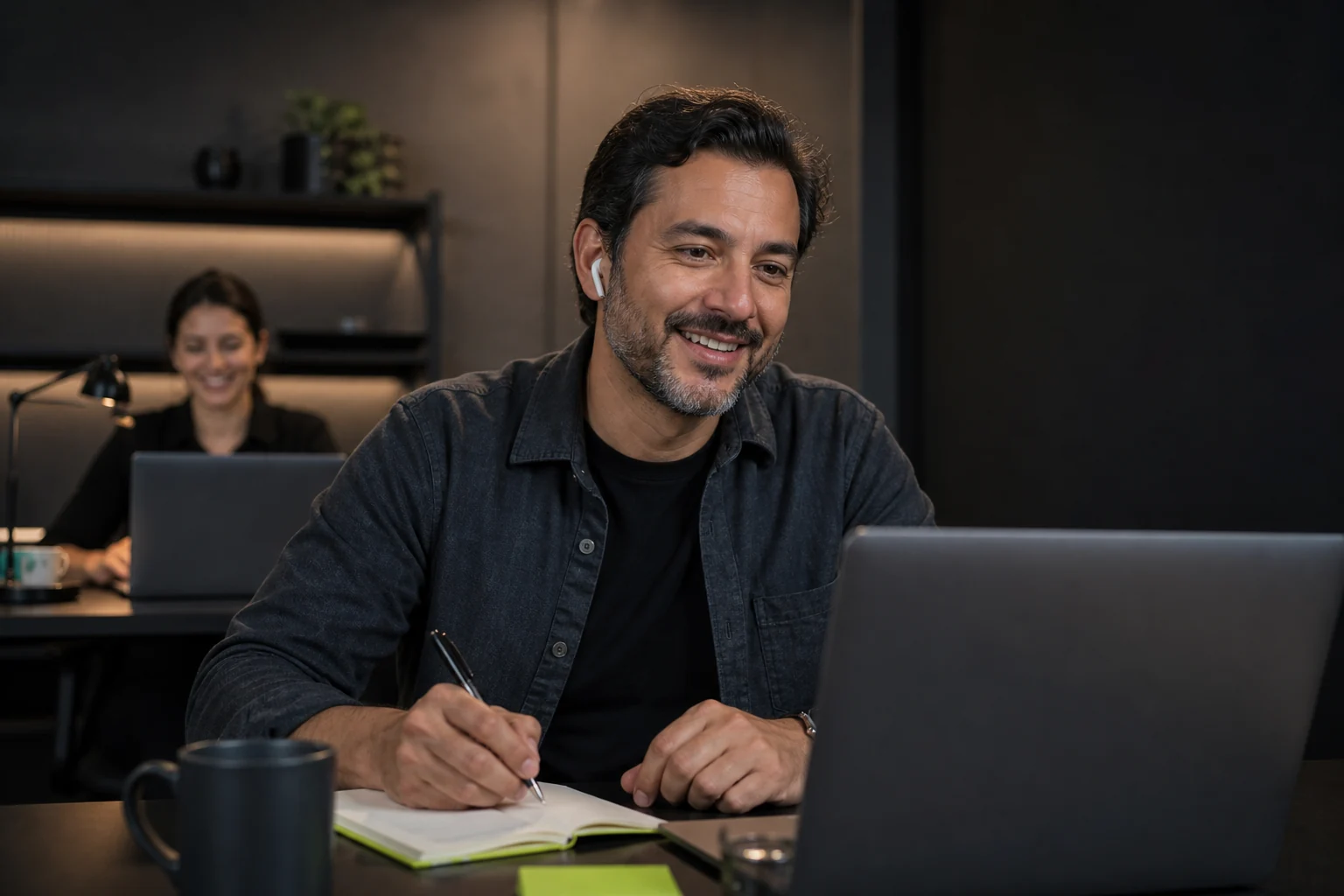 Especialista humano da Ofício atendendo um empresário por videochamada